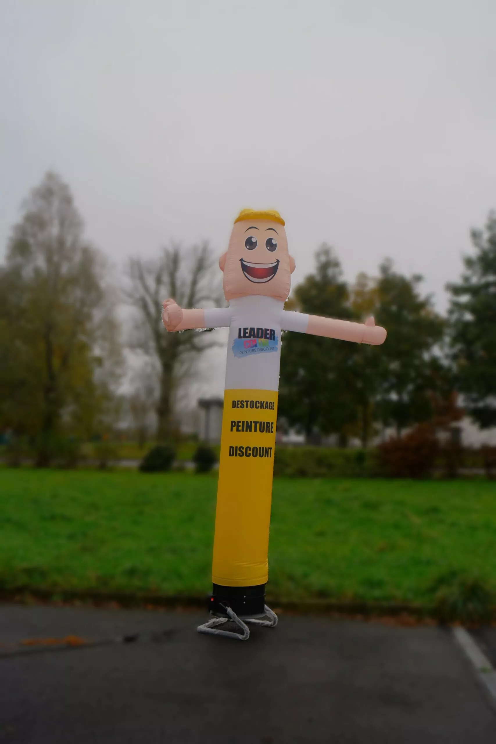 bonhomme indicateur avec arri&egrave;re plan flou