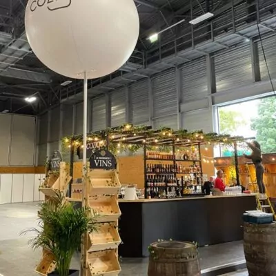 ballon géant avec logo cozigou pour exposition sur stand. Ballon gonflé à l'air et fixé sur un mât