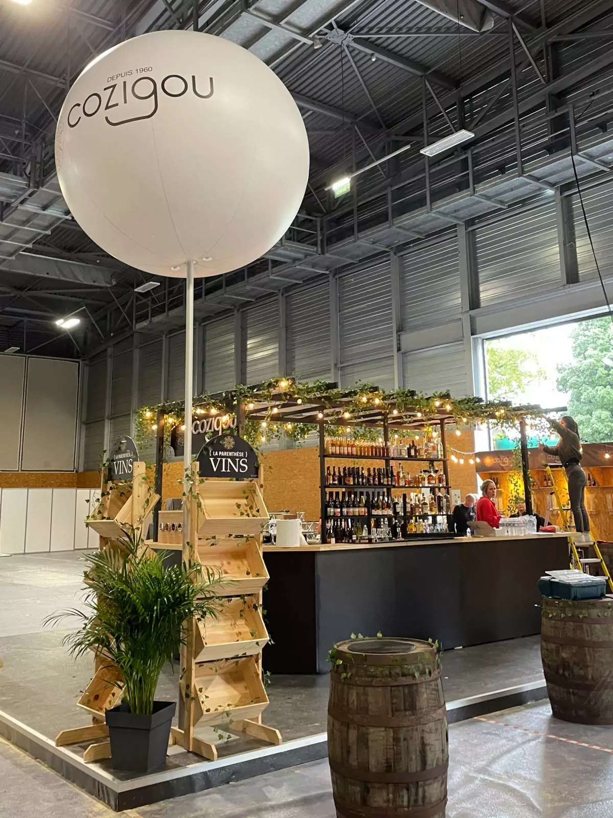 ballon g&eacute;ant avec logo cozigou pour exposition sur stand. Ballon gonfl&eacute; &agrave; l'air et fix&eacute; sur un m&acirc;t