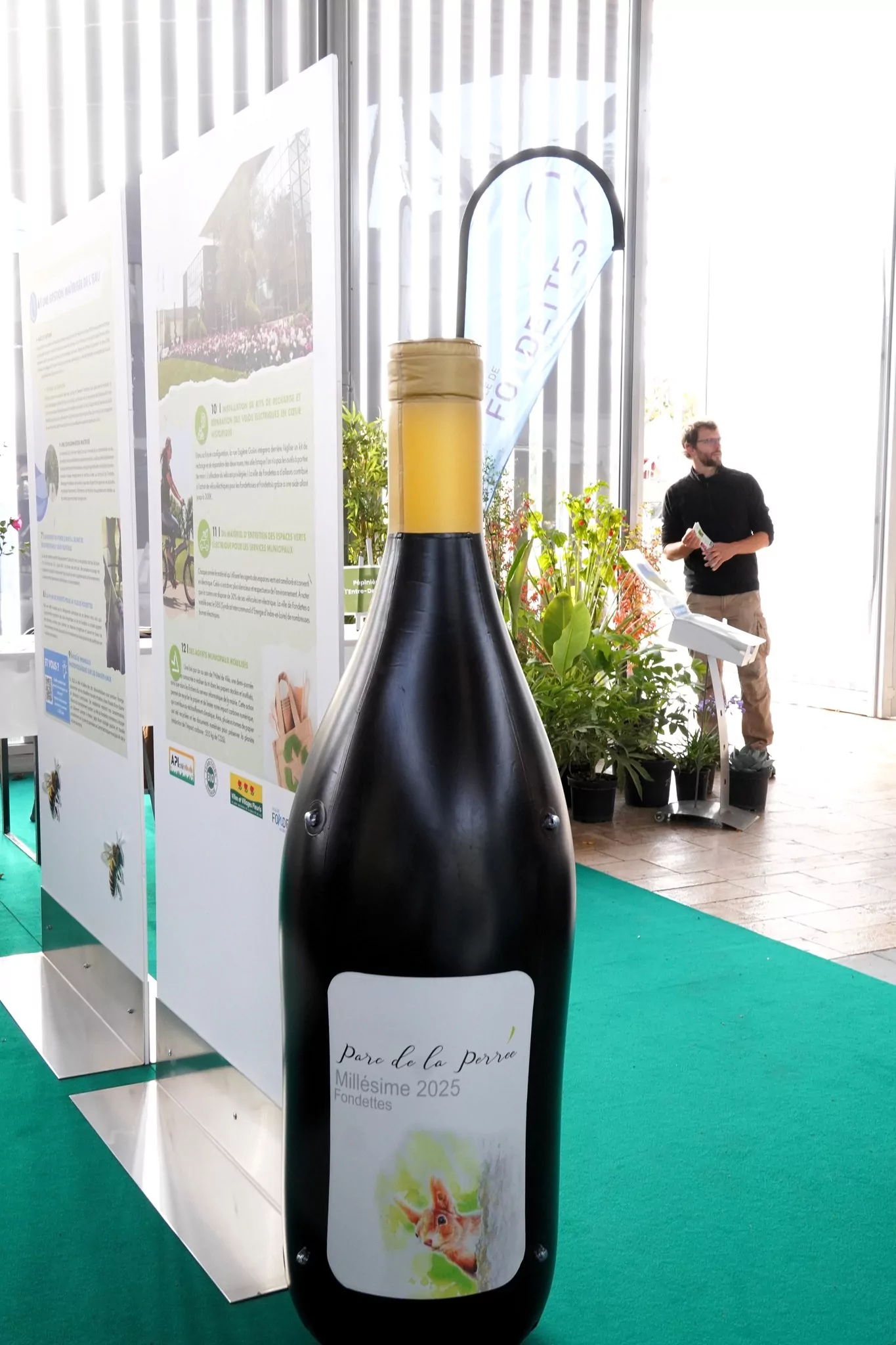 plv gonflable en forme de bouteille de vin