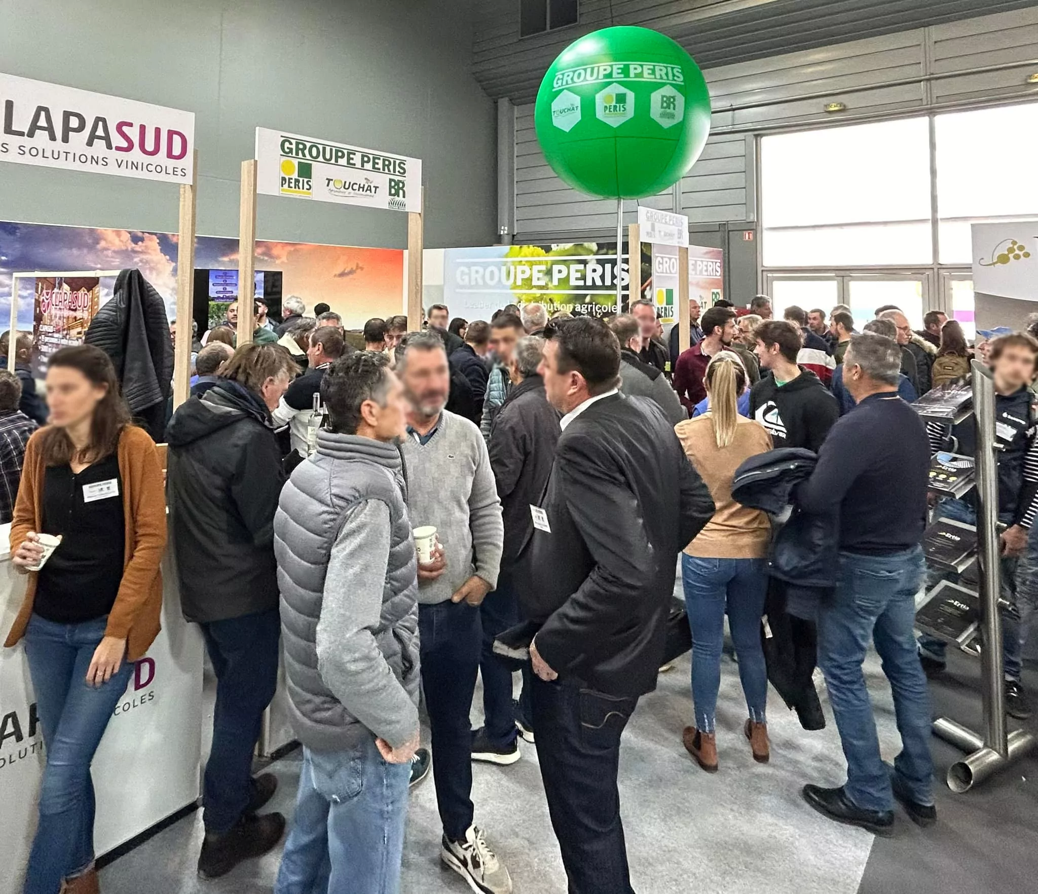 sph&egrave;re publicitaire sur pied au dessus d'un stand sur le salon sitevi 2023