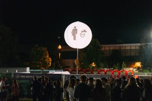 ballon éclairant 2m pour montrer les toilettes du festival les nuits secrètes