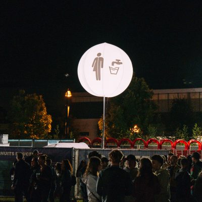 ballon éclairant 2m pour montrer les toilettes du festival les nuits secrètes