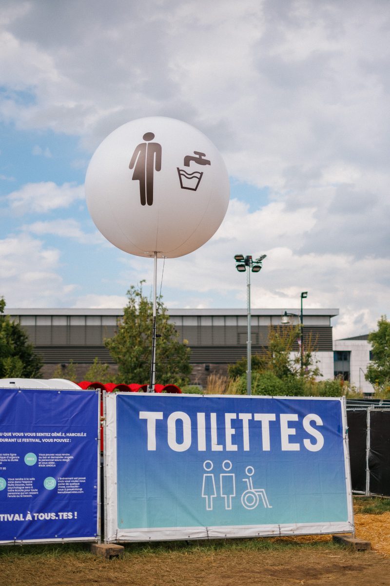 ballon 2m pour montrer les toilettes du festival les nuits secrètes