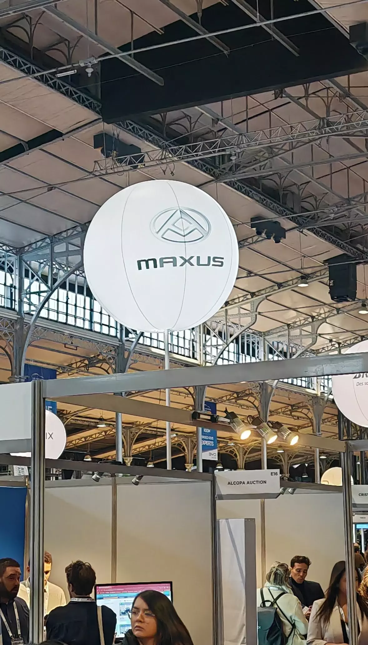 masph&egrave;re blanche 1.60m maxus salon flotauto