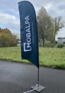 Drapeau / Flamme publicitaire pour Mobalpa phodia communication marketing gonflable support visuel