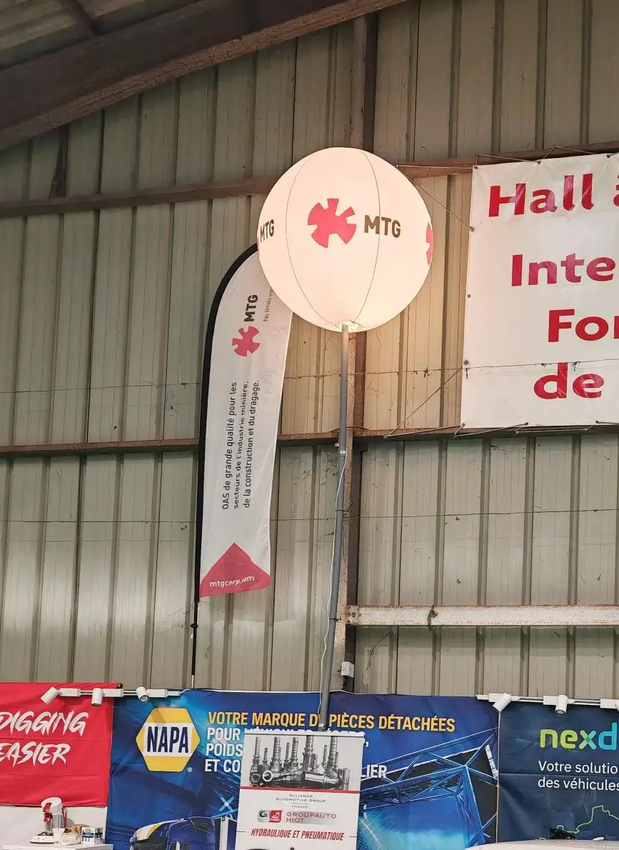 Sph&egrave;re sur mat 1m60m matsph&egrave;re ballon sur pied salon foire communication &eacute;v&eacute;nementiel publicit&eacute; gonflable salon Artibat Rennes