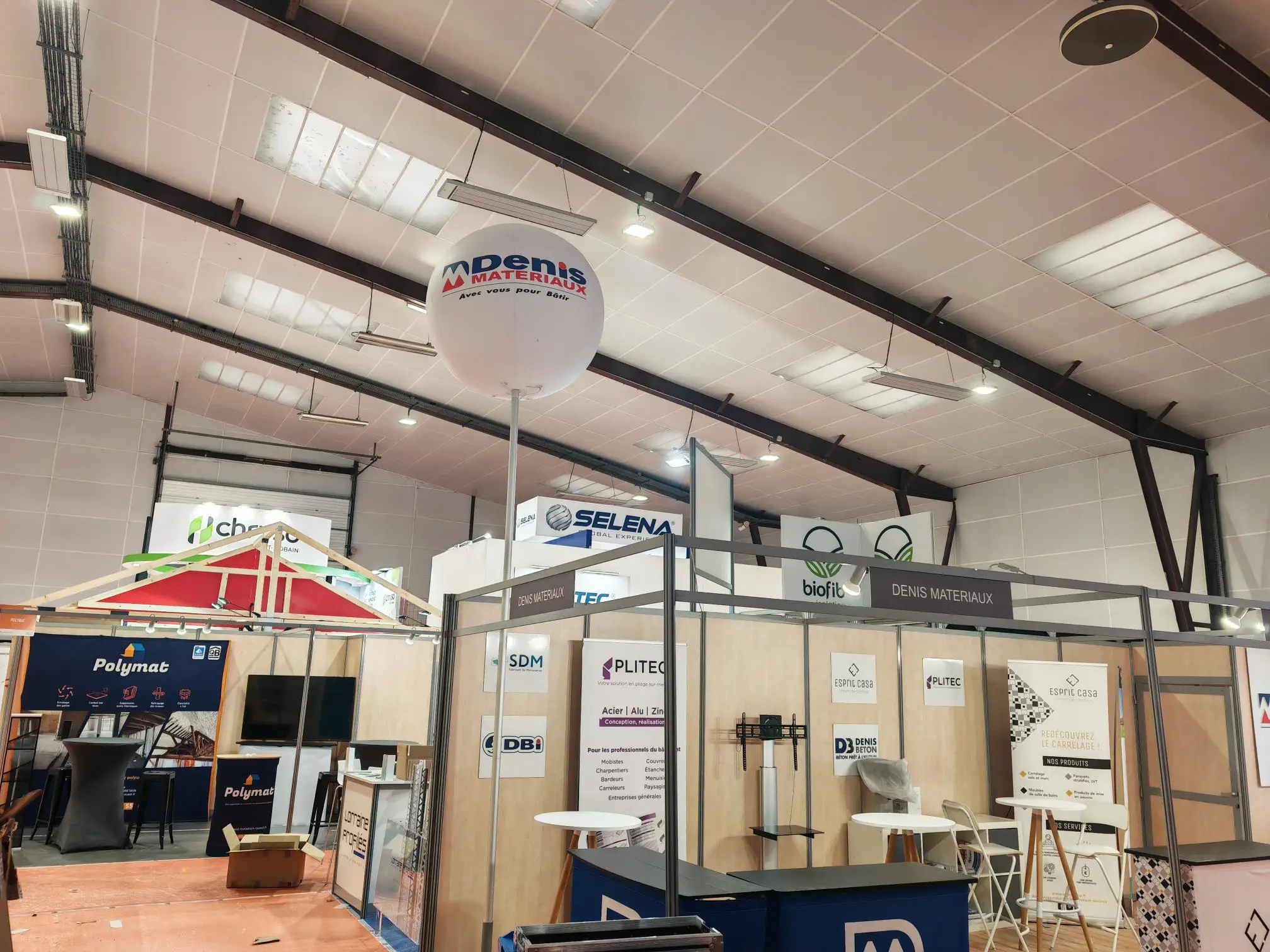 Sph&egrave;re sur mat 80cm matsph&egrave;re ballon sur pied salon foire communication &eacute;v&eacute;nementiel publicit&eacute; gonflable salon Artibat Rennes