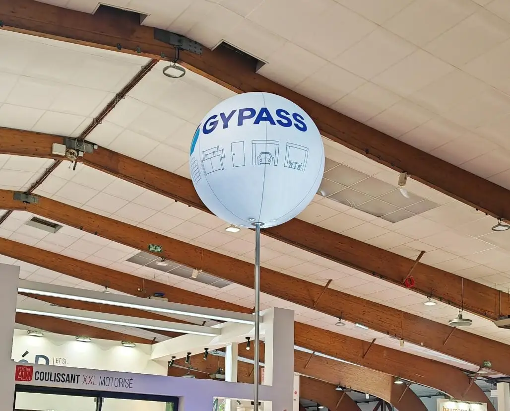 Sph&egrave;re sur mat 1m60m matsph&egrave;re ballon sur pied salon foire communication &eacute;v&eacute;nementiel publicit&eacute; gonflable salon Artibat Rennes